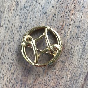 Monet classic round pin